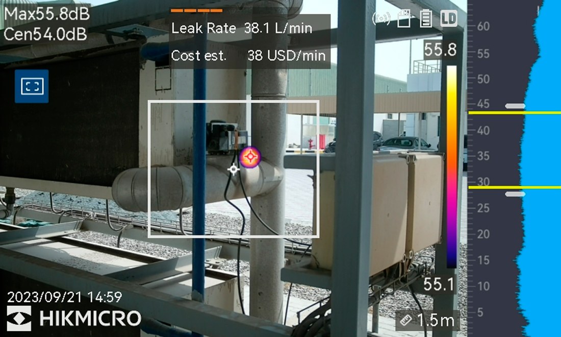 Captura da câmera: vazamento em linha de ar comprimido marcado sobre a foto real, com leitura de 38,1 litros por minuto na tela.